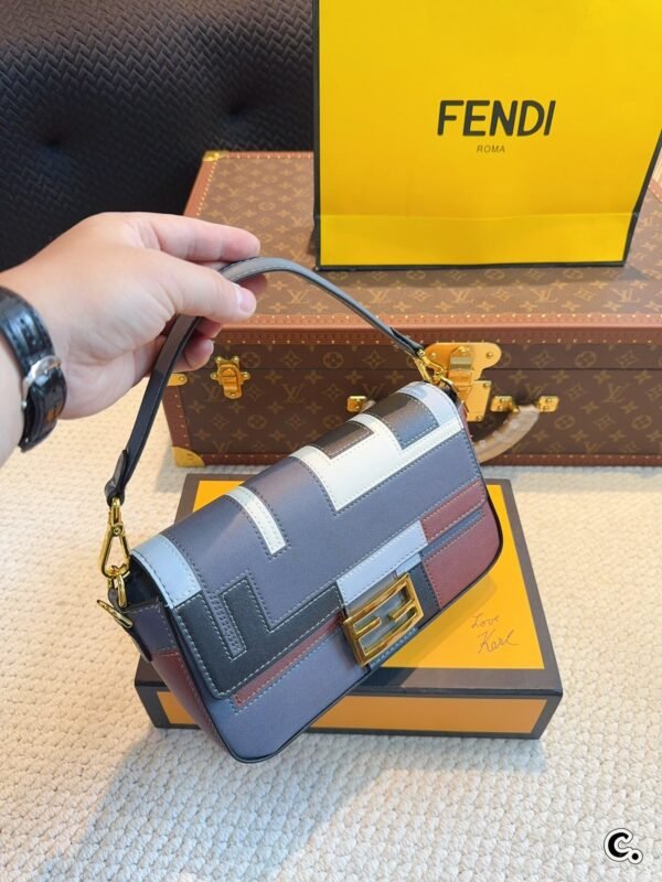 04818AA3-2895-B72D-6046-18A50D49455C.jpg Fendi Baguette Medium - Pink