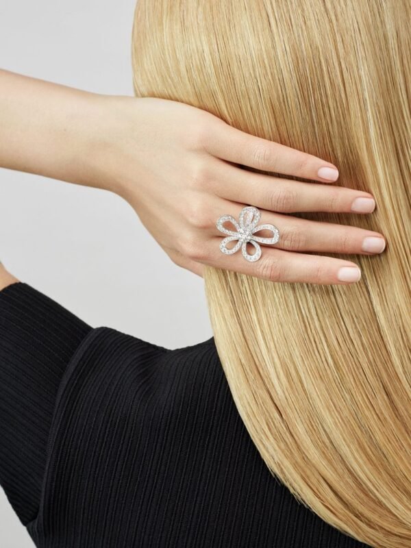 050B2DA9-ED1D-D19C-AFF6-C5F1F9187725.jpg Flowerlace ring