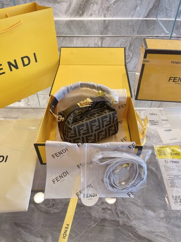 060193AF-02D6-42AE-2449-4F94FF7A1044.jpg Fendi Baguette Bag