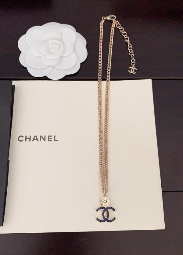 0C897F43-94AB-5B06-D954-9419E212D1FB.jpg Round brand blue double C necklace