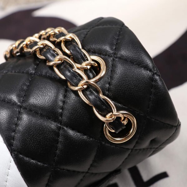 0CBE910C-9F89-2681-86CA-7BC072D45723.jpg Chanel Classic Handbag Lambskin & Gold Metal A01112