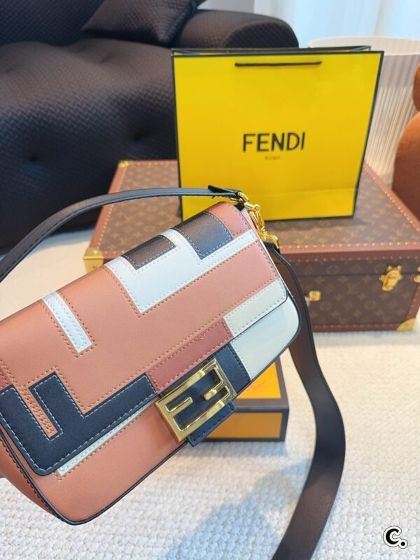 0DC78B2F-4D2D-6745-D394-47948006F964.jpg Fendi Baguette Medium - Pink