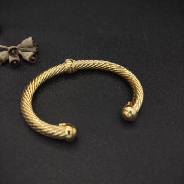 0F1D2CCE-C4EC-0F15-8D22-9BABE8796EB5.jpg Classic Cable Station Bracelet 18K Yellow Gold and Pave Diamonds, 7mm