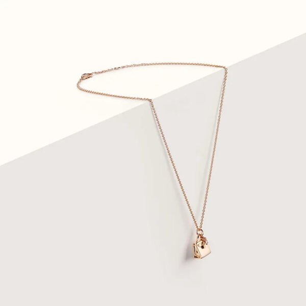 0F1DFF13-B1ED-3FBC-DE5E-55AC0BA69D42.jpg Amulettes Kelly pendant