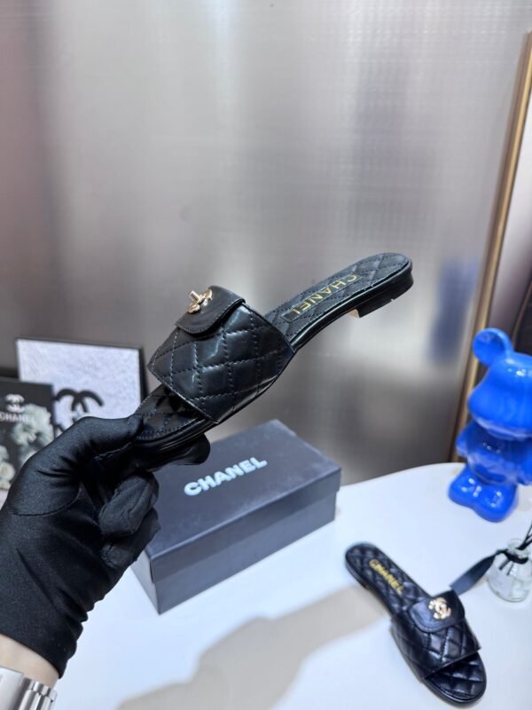 0F4ED73D-9EC1-8177-7275-07B8A399945F.jpg Chanel Women's Logo 25ss CC Sandal