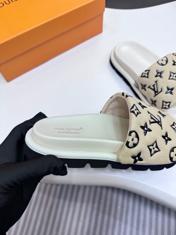 1061C873-C03D-CB13-1564-0C476E3E0346.jpg Louis Vuitton Women's Pool Pillow Comfort Sandal