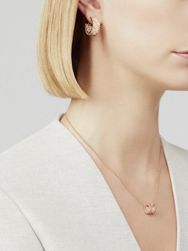 10C85A1D-4BDE-F581-FAED-1A383E9EFF9C_2659b1f7-bcae-44e8-bd3b-cf654d45b519.jpg Perlee clovers hoop earrings