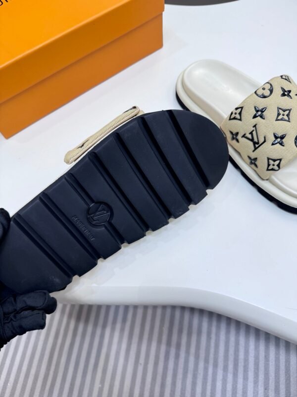 12676BA4-434F-21E7-B35B-66D20EE8DE26.jpg Louis Vuitton Women's Pool Pillow Comfort Sandal