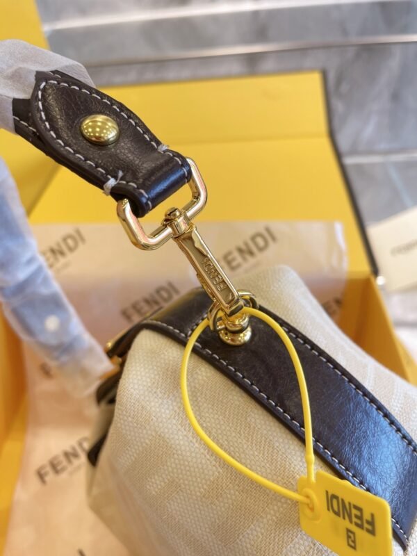 13A32A14-7541-F345-B967-763A59360B11.jpg Fendi Baguette Bag
