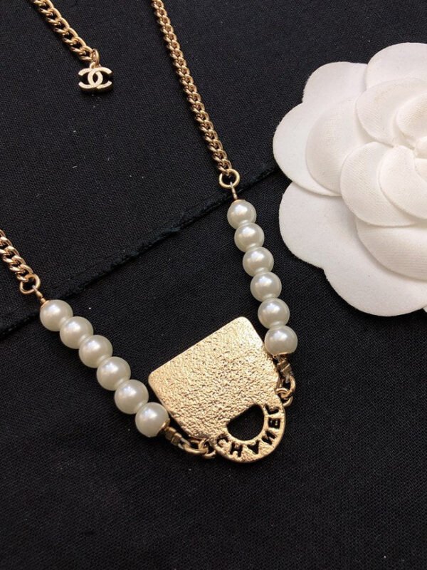 White bag pearl necklace