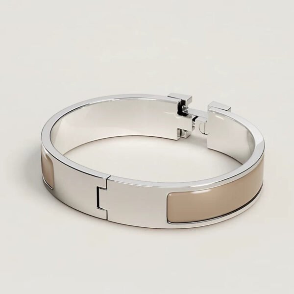 193C7710-CADC-312B-FC97-639D79BF55DE.jpg Hermes Clic H bracelet