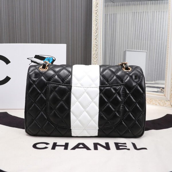 1E0BC0DE-F4E0-2607-C73D-411FC58B58BA.jpg Chanel Classic Handbag Lambskin & Gold Metal A01112