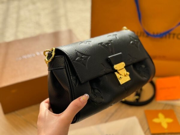 1E6562A4-718C-B628-9351-6DCBEBFAF24B.jpg Louis Vuitton Favorite M45813