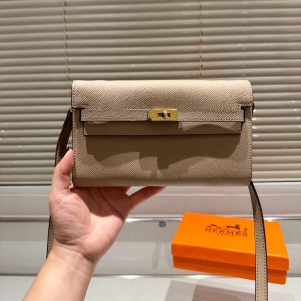 1E98E1D8-8935-A92C-439E-7A6BBAA77290.jpg Epsom Kelly Wallet