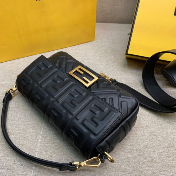 1EDB2A1D-9B4A-7581-8394-82AC18F05B9A.jpg Fendi Baguette