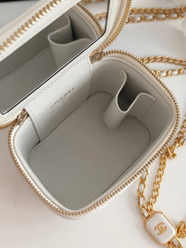 20F28C9F-9F18-02C8-6B1A-226E2E7682EC.jpg Chanel Small Vanity With Chain White For Women, Women’s Bags 4.3in/11cm