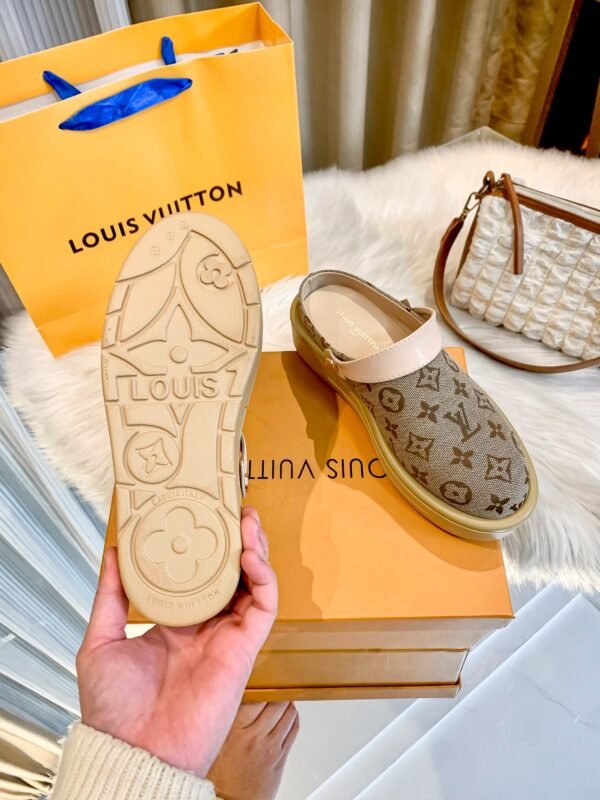 2128C47B-B2CD-CCA7-7EBF-35C5DE9E021E.jpg Louis Vuitton Women's Pool Pillow Comfort Sandal