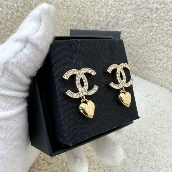 23C26A86-9318-2445-0F36-6342B56A743A.jpg 23P Heart Dangling Earrings with Crystals in GHW