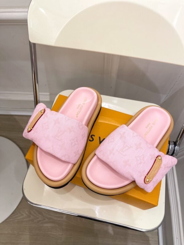 252340BE-3F39-516F-DB37-C5767CC96A33.jpg Louis Vuitton Women's Pool Pillow Comfort Sandal