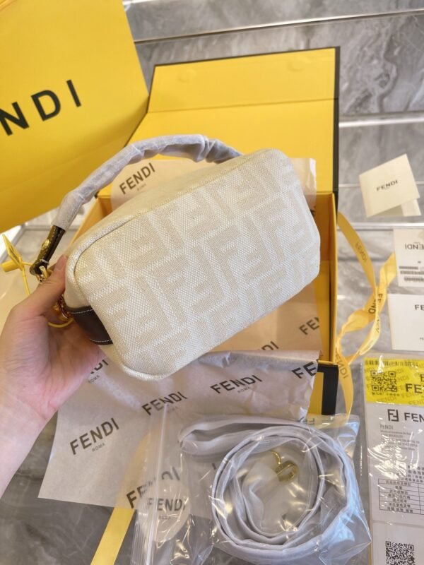 27E7ECDB-C72F-5322-161E-EDD4F5A2C35F.jpg Fendi Baguette Bag