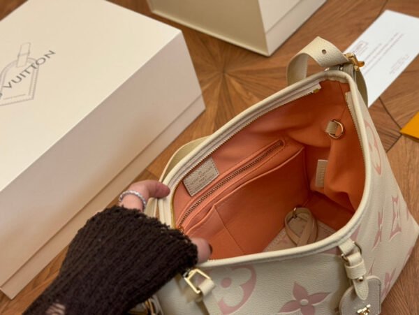28D2CCE2-5015-1B14-DB5B-E8D27AD4F773.jpg Louis Vuitton M24141 CarryAll PM