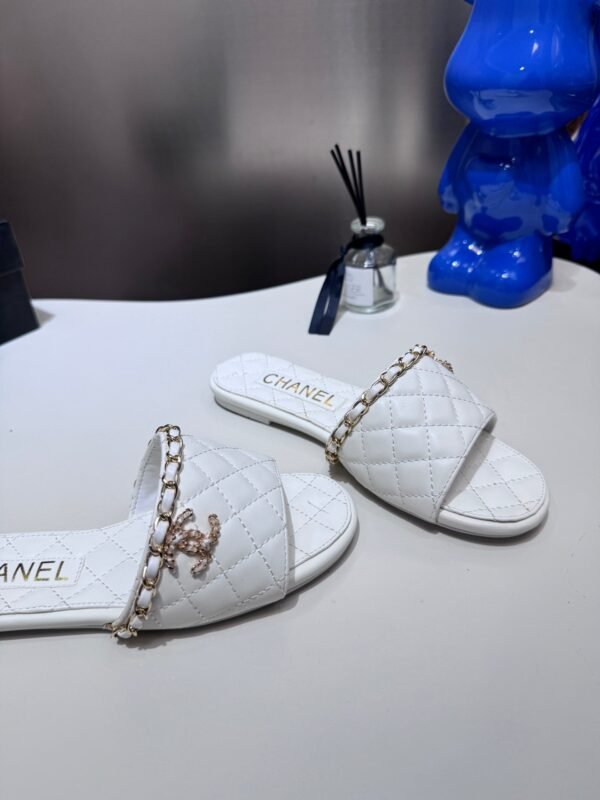 28E84F6B-35C2-74AC-2645-DA350F7D49B5.jpg Chanel Women's Logo 25ss CC Sandal