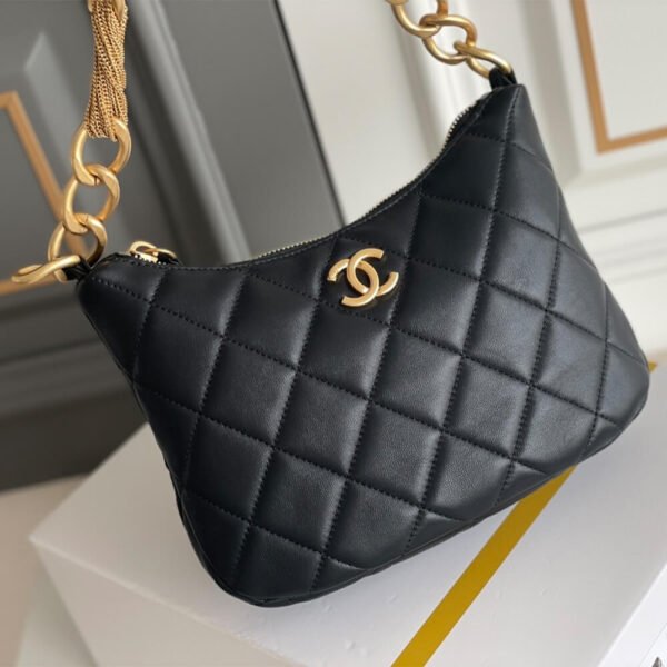2BA84BF4-D82B-6DE6-EF65-8C3DE9CC7017.jpg CHANEL HOBO HANDBAG