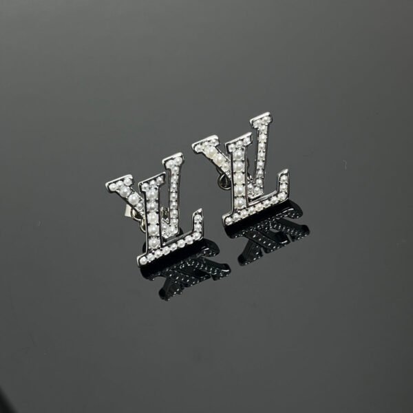 2E7AB611-67E0-2C52-DA1F-EC20F0CF40C5.jpg Pearl letter earrings