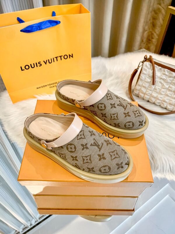 2EF4B9F6-FC0B-CB13-0196-C513AC9F71BE.jpg Louis Vuitton Women's Pool Pillow Comfort Sandal