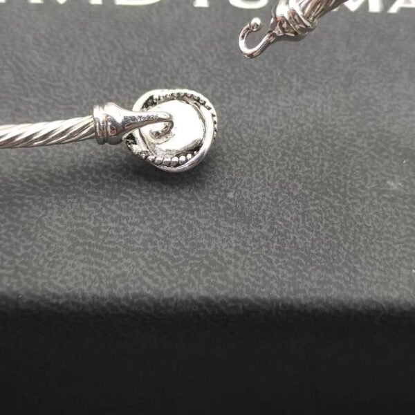 2F0A9EDE-A0F7-CFEC-D4D6-56BD8F3EEF74_ac0d3cd7-3344-4188-bd95-01dae9caaa94.jpg Cable Classics Bracelet,Blue Topaz and Bead Detail, Sterling Silver, 3mm - 17 CM