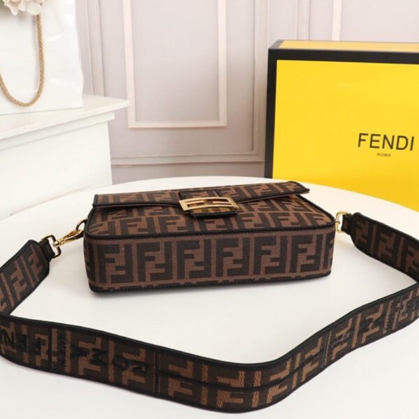 2FA53DE5-EE68-7DAB-05AD-951BFCBDD084.jpg Fendi Baguette