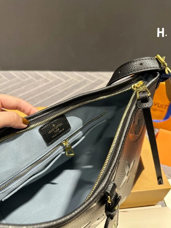 2FD78554-C2E4-C5B7-116B-F236CA7F52A4.jpg Louis Vuitton M46288 CarryAll PM