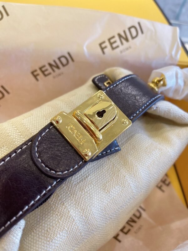 30B67CE9-7E1C-755C-E9F1-766820E1A16C.jpg Fendi Baguette Bag