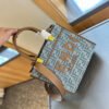 30ECD1F8-F85F-64C7-7972-FEE6B1839627.jpg Fendi Sunshine Small - COFFEE F