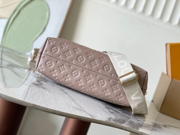 315D5B78-924B-FE8F-727B-5E81839CF550.jpg Louis Vuitton M12071 Coussin Hobo MM