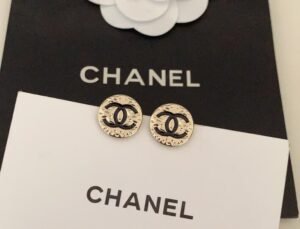 Round black double C earrings