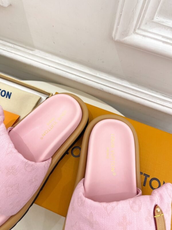 327F008D-321D-8033-A68F-11749E95F194.jpg Louis Vuitton Women's Pool Pillow Comfort Sandal