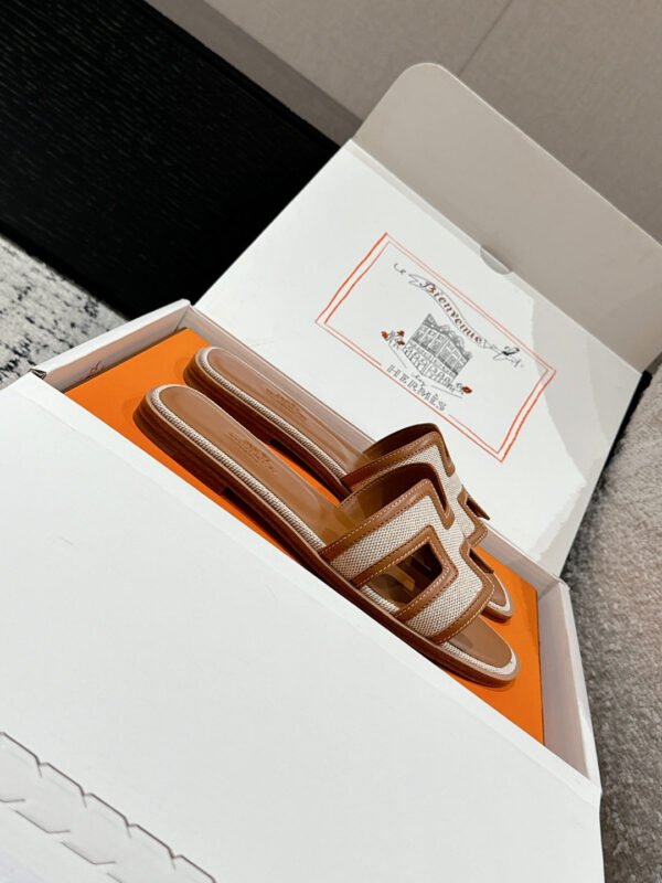 330CE69F-7271-3482-FBB2-8E2F473C4D89.jpg Hermes Women's Oran Sandal