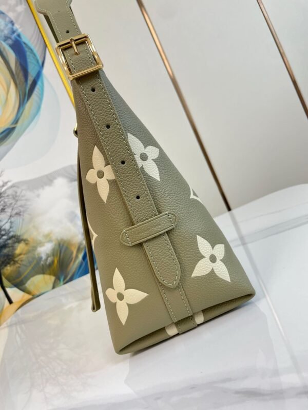 34590A95-A0D4-97F0-0DC2-A1ABF46B71D3.jpg Louis Vuitton M46672 CarryAll PM
