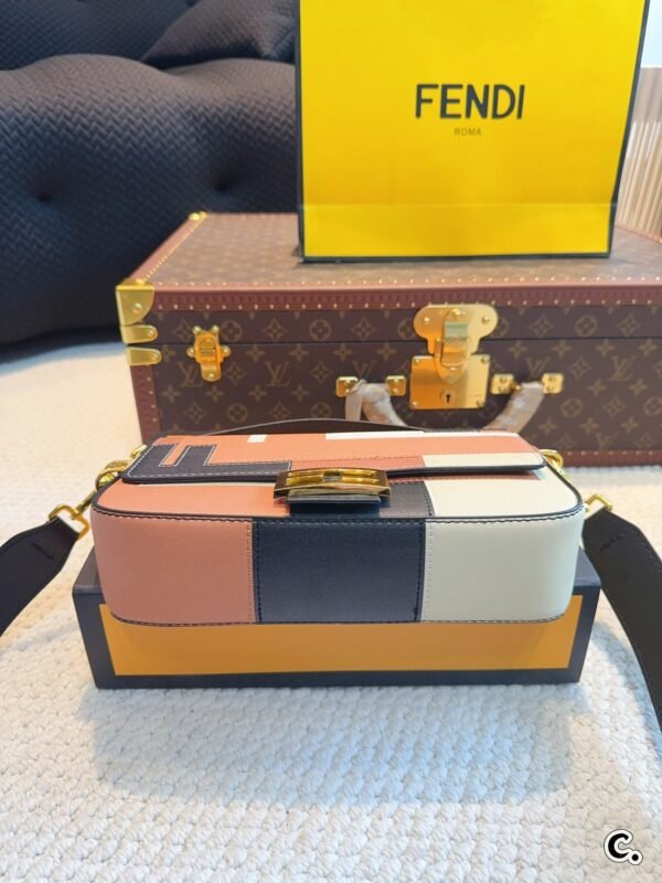 345FFB2E-B14C-8E39-612B-B3BD73AEF07E.jpg Fendi Baguette Medium - Pink