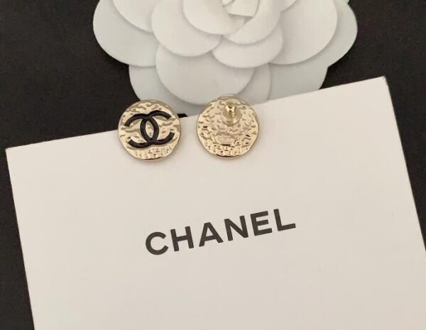 3614AFD8-A4B9-3513-ED38-596D4228F71B.jpg Round black double C earrings