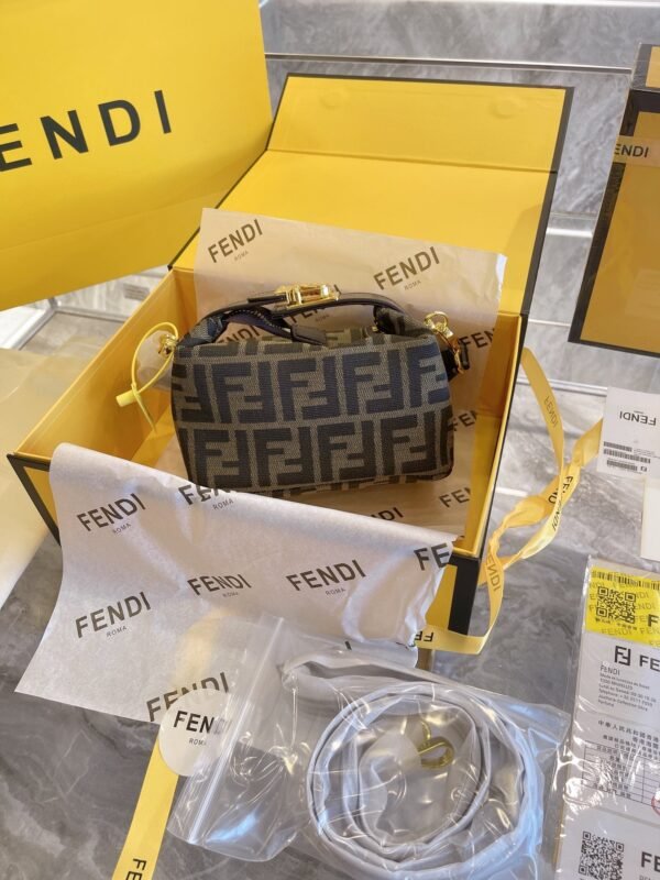 39D4D467-94C7-5B68-E254-841594B1040E.jpg Fendi Baguette Bag