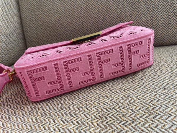 3AA593EA-41A1-692C-F2B5-89E6024F7973.jpg Fendi Baguette Bag