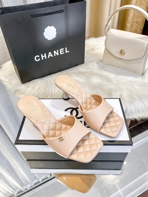 3E09DE65-B8B5-74FA-51ED-BFED5BAE62E9.jpg Chanel Women's Logo 25ss CC Sandal
