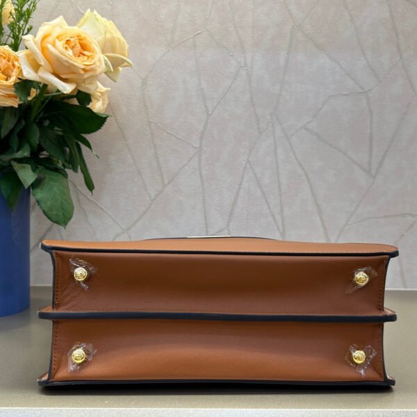 405C539B-0EA6-0DAD-98EF-446126E9469E.jpg Fendi Peekaboo Medium iseeu Bag