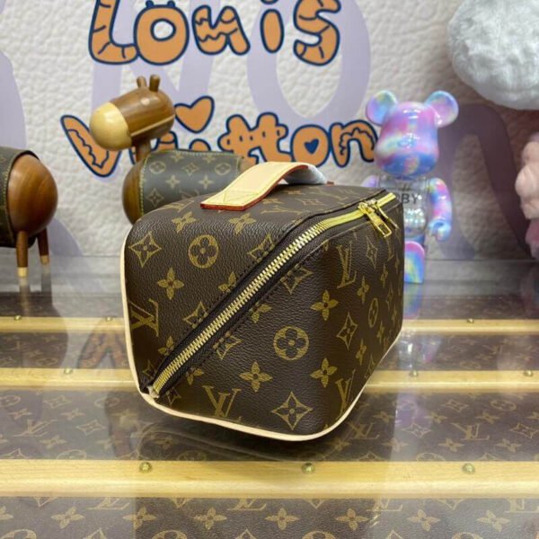 409B05C5-572F-C052-C5AA-5BADBB3030D6.jpg Louis Vuitton Toiletry Bag M11750