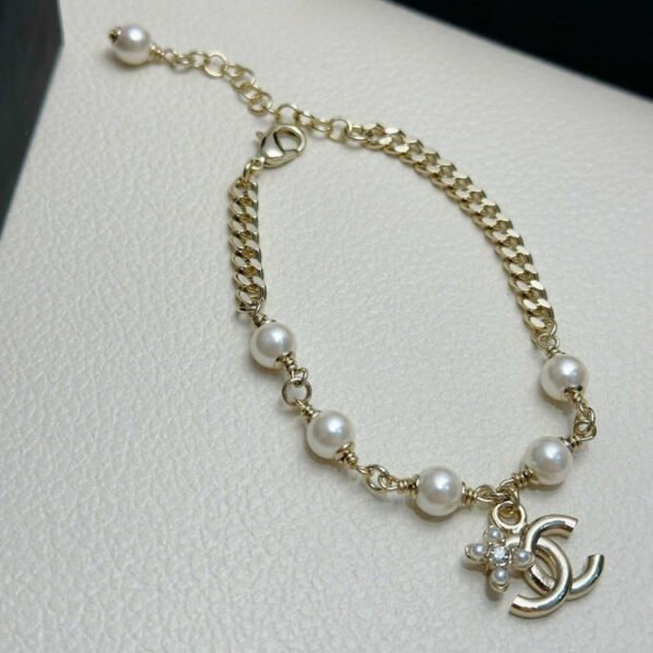 40CAD5C7-7D2D-0B09-6420-5B0582FB30F7.jpg Double row pearls and diamonds double C bracelet