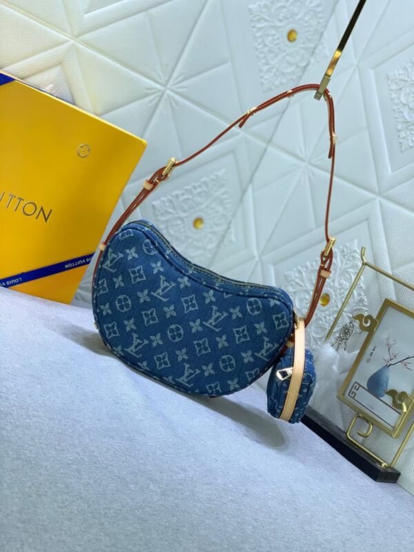 45EF5764-D3BF-9222-0A45-1D544D72F166.jpg Louis Vuitton Croissant MM M46856
