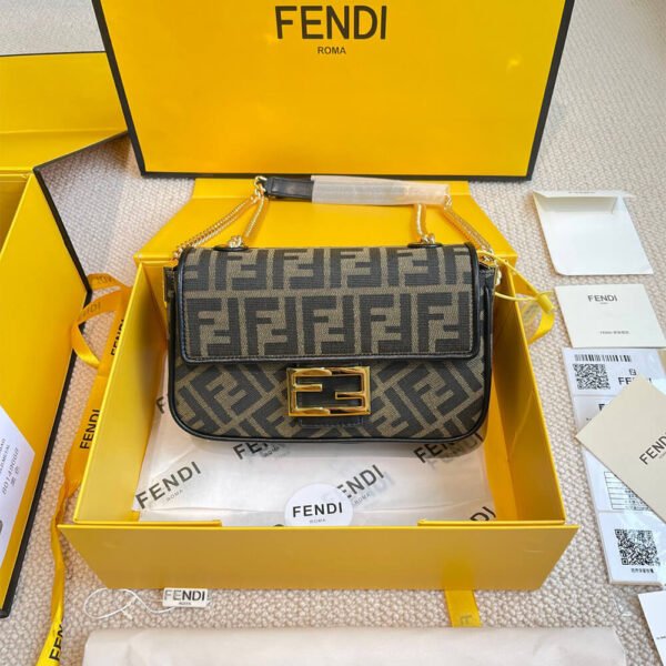 467E71EC-97D2-5A02-A662-74A2E2F2804B.jpg Fendi Baguette Chain Midi