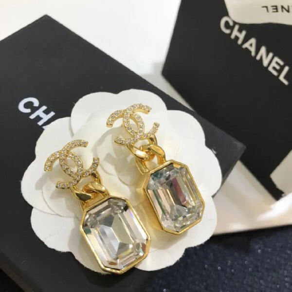 4A4535DF-81D6-9D5E-3035-F45C87E1FCE8.jpg CC CRYSTAL STUD EARRINGS